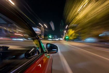 Zaostrzone przepisy ws. wyścigów ulicznych. Policja ostrzega kierowców i widzów