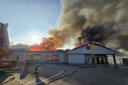 Pożar marketu w Polkowicach. Zawalił się dach, ranni strażacy