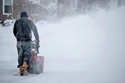 Alerty IMGW i opady śniegu w całej Polsce. GDDKiA apeluje o ostrożność. Mróz i śnieg sparaliżują drogi?