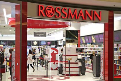 Rossmann obniża ceny perfum. Znane marki nawet poniżej 100 zł