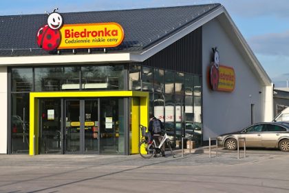 Dzień Kota 2026 w Biedronce. Kocyki, szlafroki i poduszki w supercenach. Co warto kupić?