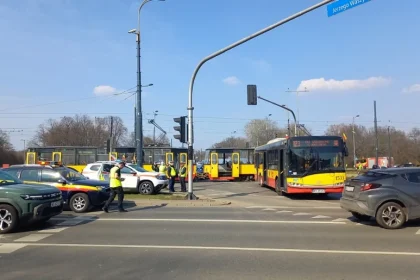 Kolizja tramwaju i autobusu w Warszawie. Cztery osoby poszkodowane. Są ogromne utrudnienia