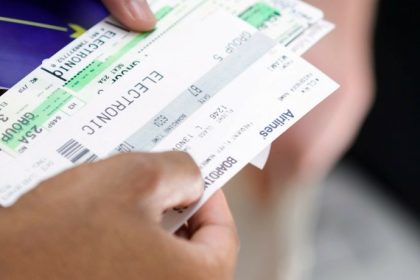 Bilety lotnicze podrożeją? Eksperci wskazują na nieuniknione zmiany. Co oznacza kryzys paliwowy dla pasażerów