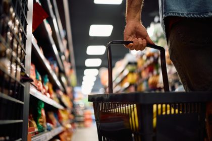 Wielka Sobota 2026 – do której otwarte sklepy w Polsce – godziny pracy Biedronka, Lidl, Dino