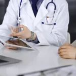 Minimalne wynagrodzenia lekarzy i pielęgniarek mocno wzrosną. Nowe stawki od 1 lipca 2026