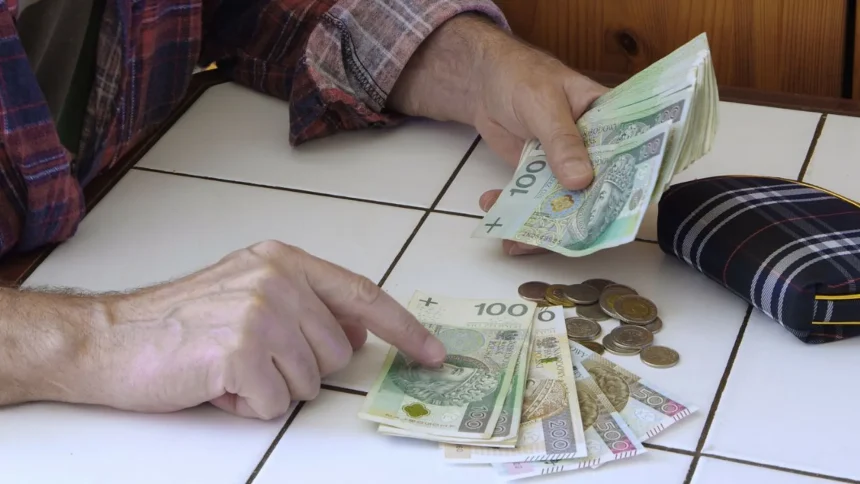 Najniższa emerytura wzrośnie symbolicznie? Nowe prognozy niepokoją seniorów