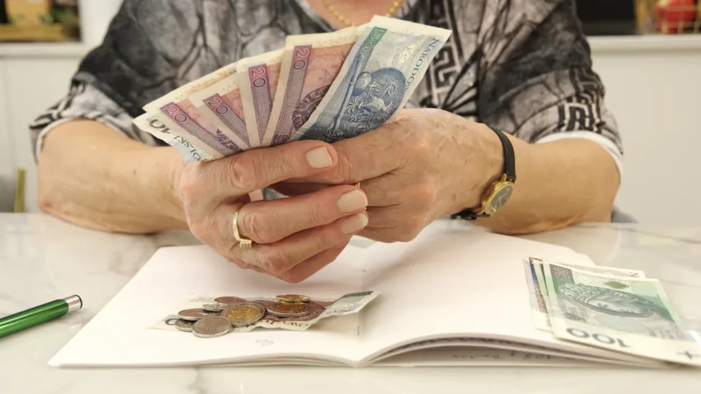 Najniższa emerytura wzrośnie symbolicznie? Nowe prognozy niepokoją seniorów
