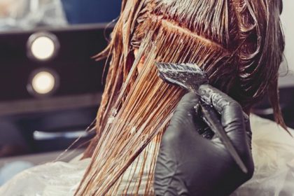 Kiedy nie farbować włosów w sierpniu 2026? Te daty lepiej ominąć