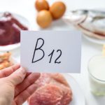 Jak rozpoznać niedobór witaminy B12? Objawy, których nie wolno ignorować