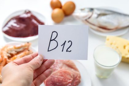 Jak rozpoznać niedobór witaminy B12? Objawy, których nie wolno ignorować