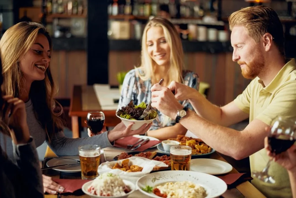 Angielski w restauracji: jak zamówić jedzenie i zapłacić
