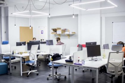 Small talk po angielsku w pracy: bezpieczne tematy i reakcje