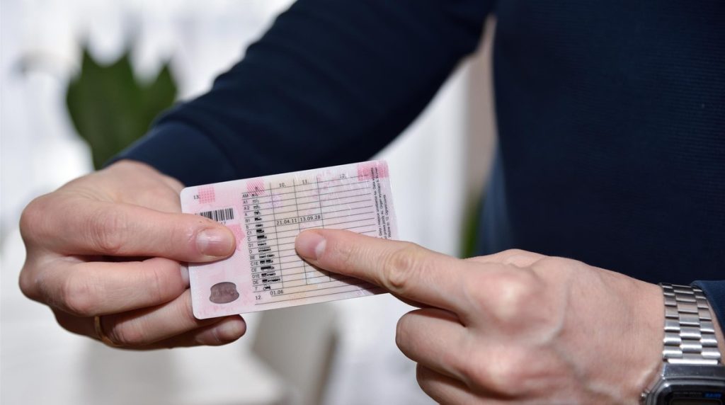 Czy seniorzy stracą prawo jazdy po 65. roku życia? Nowe przepisy UE
