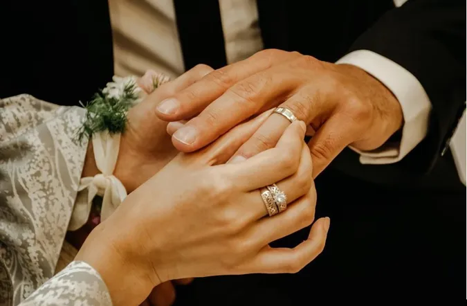Jak wybrać obrączki ślubne: znaczenie, symbolika i praktyczne porady