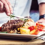 Angielski w restauracji: jak zamówić jedzenie i zapłacić
