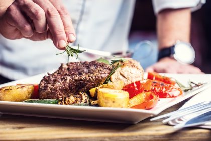 Angielski w restauracji: jak zamówić jedzenie i zapłacić