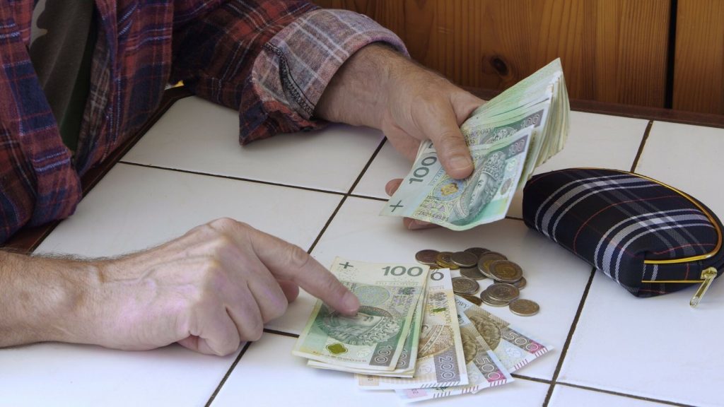 Nowe przepisy podnoszące wiek emerytalny komorników do 70 lat w Polsce