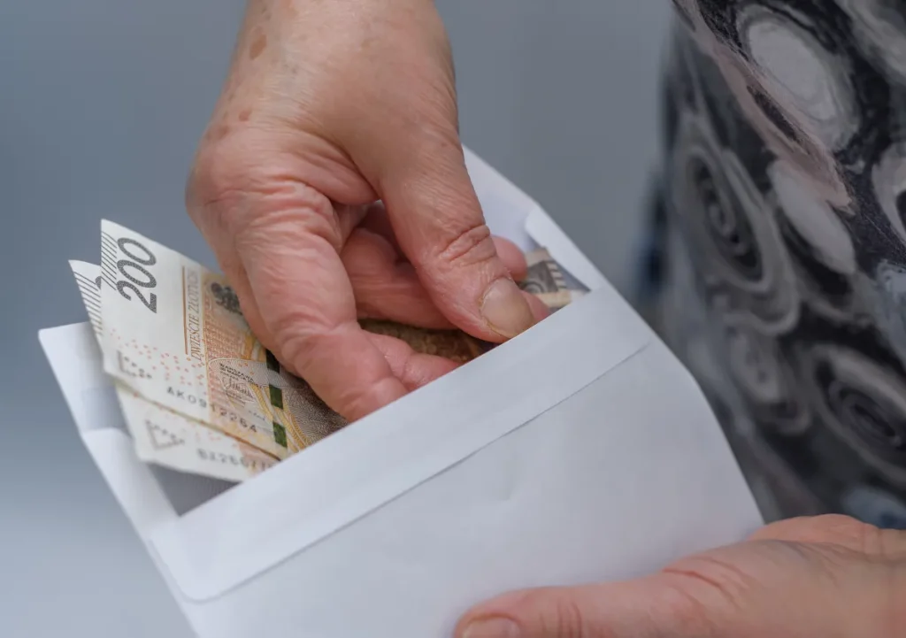 Świadczenia dla seniorów 2026. Jakie dodatki i ulgi przysługują emerytom?