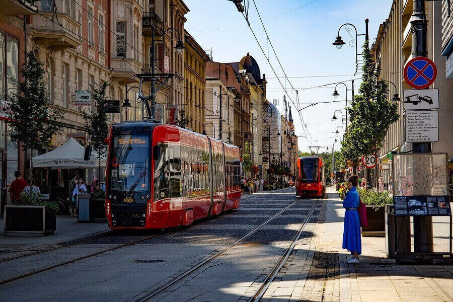 Ile kosztuje życie w Polsce 2026? Mieszkanie, jedzenie, rachunki i transport