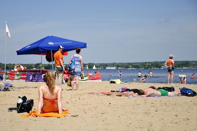 Gdzie kąpać się w Warszawie 2026: najlepsze miejsca, plaże, dojazd, trasy