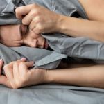Dlaczego podczas upałów trudniej zasnąć i jak poprawić sen