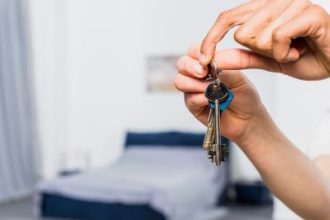 Angielski przy wynajmie mieszkania: słownictwo i e-maile