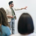 Prezentacja po angielsku w pracy: struktura i gotowe frazy