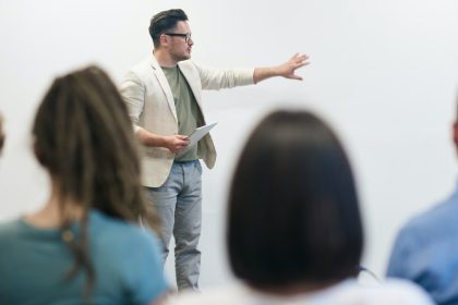 Prezentacja po angielsku w pracy: struktura i gotowe frazy