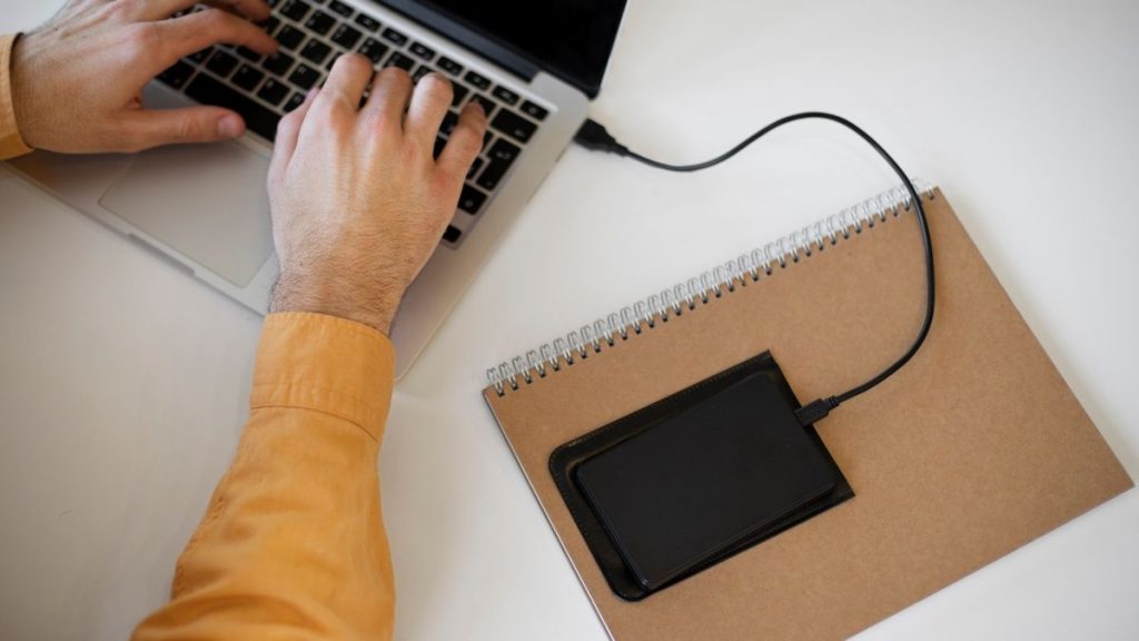 Powerbank do telefonu i laptopa: ile mAh, jaka moc ładowania i USB-C PD
