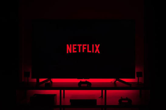 Co obejrzeć na Netflix w Polsce 2026? Najlepsze seriale i filmy według gatunku
