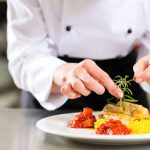Angielski w gastronomii: zwroty dla kelnera, kucharza i baristy