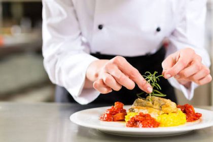 Angielski w gastronomii: zwroty dla kelnera, kucharza i baristy