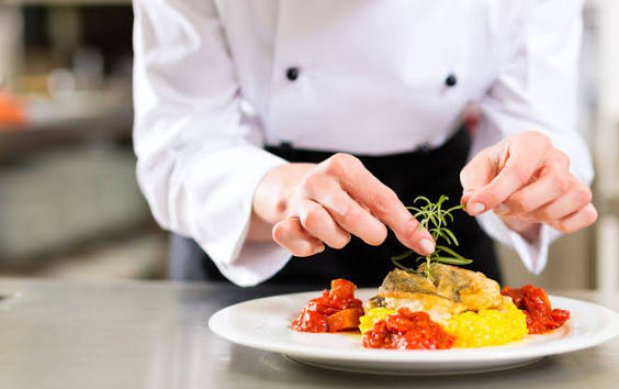 Angielski w gastronomii: zwroty dla kelnera, kucharza i baristy