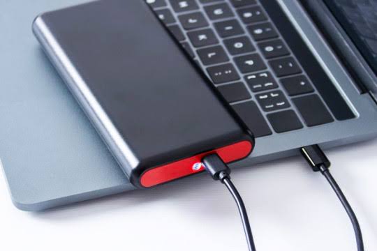 Powerbank do telefonu i laptopa: ile mAh, jaka moc ładowania i USB-C PD