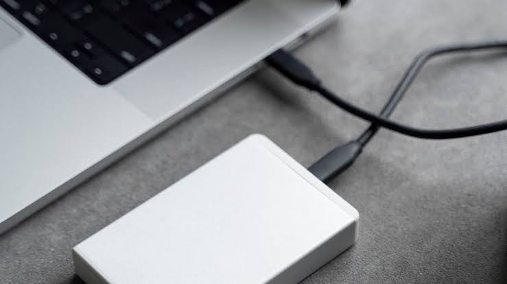 Powerbank do telefonu i laptopa: ile mAh, jaka moc ładowania i USB-C PD