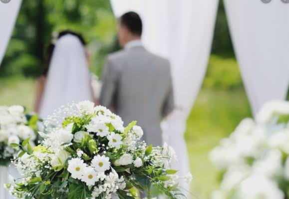 Ile kosztuje wesele w Polsce 2026? Sala, menu, fotograf i ukryte koszty