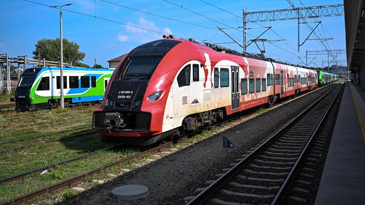 Jak kupić tani bilet na pociąg w Polsce 2026? PKP, promocje i aplikacje