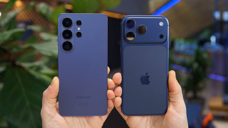 Samsung Galaxy S26 Ultra czy iPhone 17 Pro Max. Specyfikacja, cena, porównanie i co wybrać w Polsce