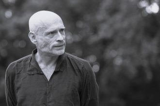 Johannes Krisch nie żyje. Gwiazdor „Tatortu” i „Revanche” odszedł w Wiedniu, wiek, przyczyna śmierci, biografia