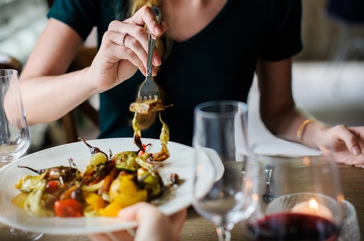 Angielski w restauracji: jak zamówić jedzenie i zapłacić