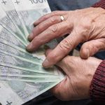 Zrównanie wieku emerytalnego wraca w Polsce. Co oznacza decyzja komisji