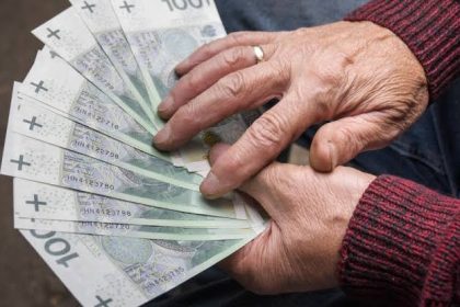 Zrównanie wieku emerytalnego wraca w Polsce. Co oznacza decyzja komisji