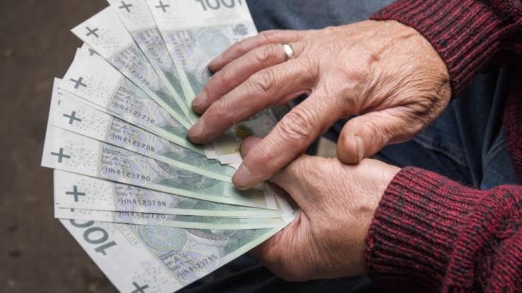 Zrównanie wieku emerytalnego wraca w Polsce. Co oznacza decyzja komisji