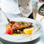 Angielski w restauracji: jak zamówić jedzenie i zapłacić