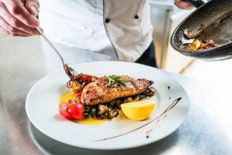 Angielski w restauracji: jak zamówić jedzenie i zapłacić