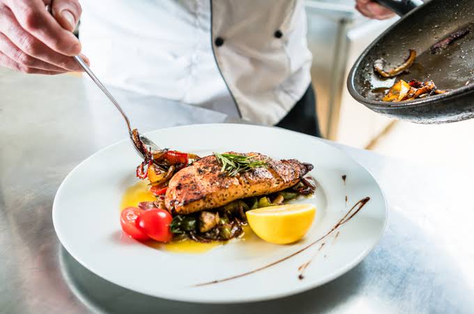 Angielski w restauracji: jak zamówić jedzenie i zapłacić