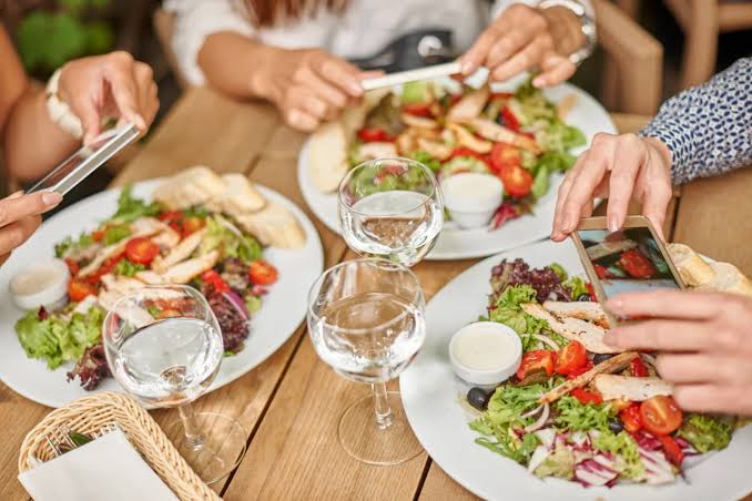 Angielski w restauracji: jak zamówić jedzenie i zapłacić
