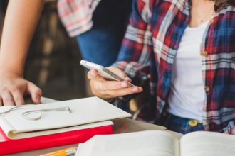 Angielski w wakacje: plan dla dziecka bez zeszytów i stresu