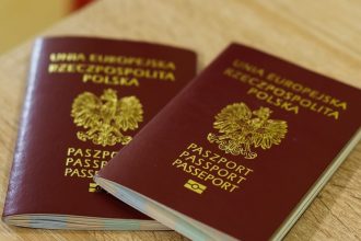Ile kosztuje paszport dla dziecka w Polsce 2026? Ceny, dopłaty i najczęstsze pułapki