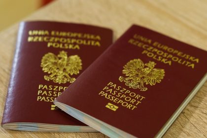 Ile kosztuje paszport dla dziecka w Polsce 2026? Ceny, dopłaty i najczęstsze pułapki